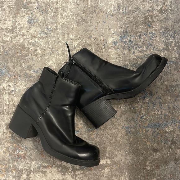 VINTAGE LEATHER BOOTS 🖤 - Picture 1 of 4